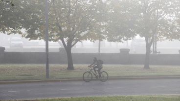 No se veía nada: postales desde la costa rosarina este martes por la mañana.