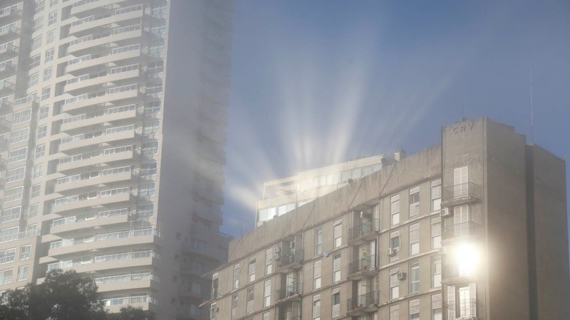 No se veía nada: postales desde la costa rosarina este martes por la mañana. 