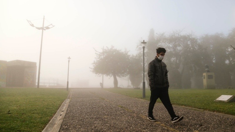 No se veía nada: postales desde la costa rosarina este martes por la mañana. 
