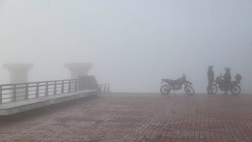 No se veía nada: postales desde la costa rosarina este martes por la mañana.