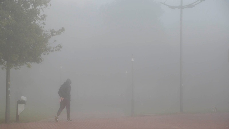 No se veía nada: postales desde la costa rosarina este martes por la mañana. 