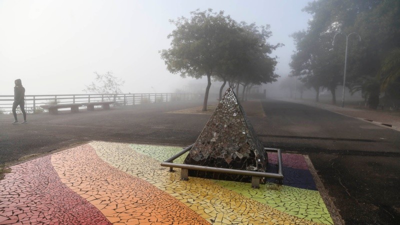 No se veía nada: postales desde la costa rosarina este martes por la mañana. 