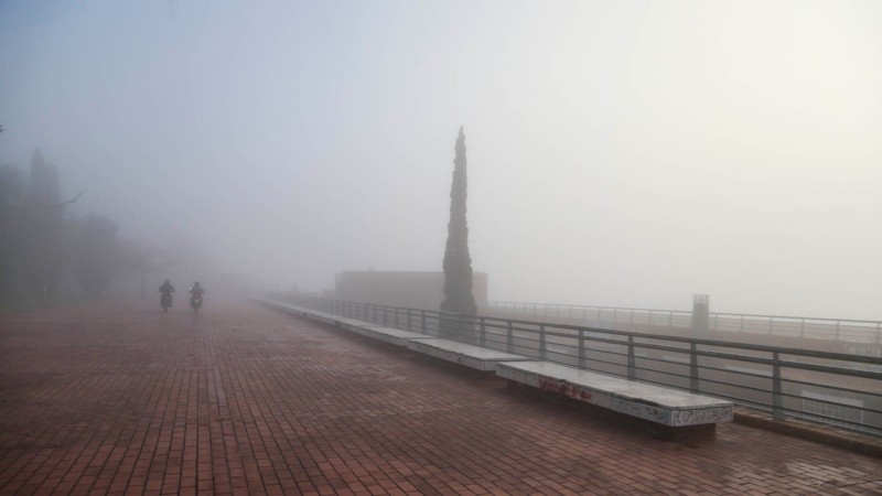 No se veía nada: postales desde la costa rosarina este martes por la mañana. 
