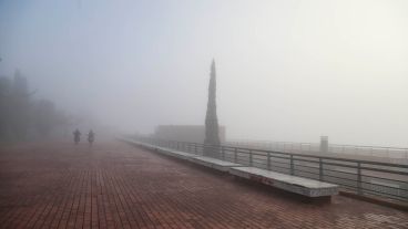 No se veía nada: postales desde la costa rosarina este martes por la mañana.
