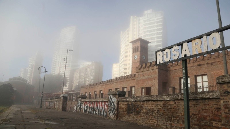No se veía nada: postales desde la costa rosarina este martes por la mañana. 