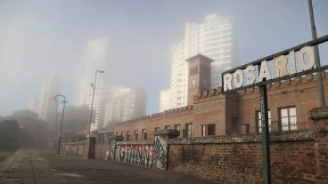 No se veía nada: postales desde la costa rosarina este martes por la mañana.