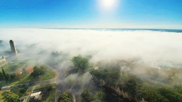 La niebla y el humo, como una invasión blanca sobre la ciudad.
