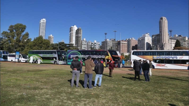 La caravana de colectivos llegó hasta la fluvial y el monumento. 