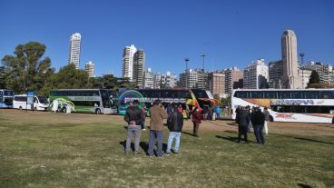 La caravana de colectivos llegó hasta la fluvial y el monumento.