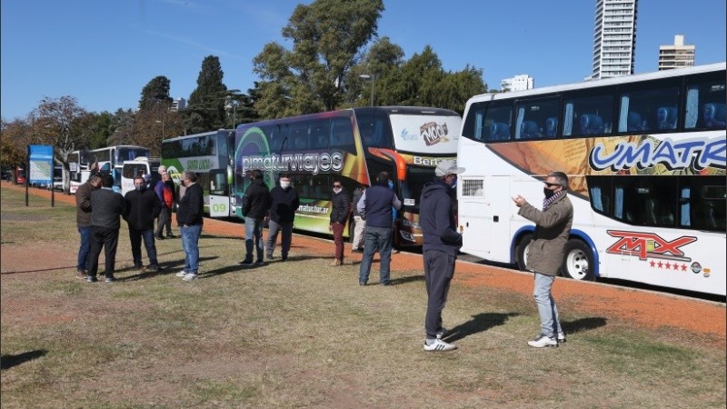 La caravana de colectivos llegó hasta la fluvial y el monumento. 