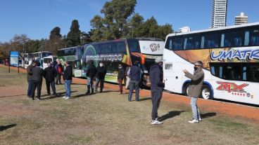 La caravana de colectivos llegó hasta la fluvial y el monumento.