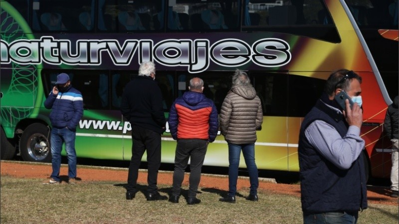 La caravana de colectivos llegó hasta la fluvial y el monumento. 