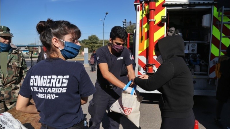 Los bomberos celebraron su día con una acción solidaria en zona oeste. 
