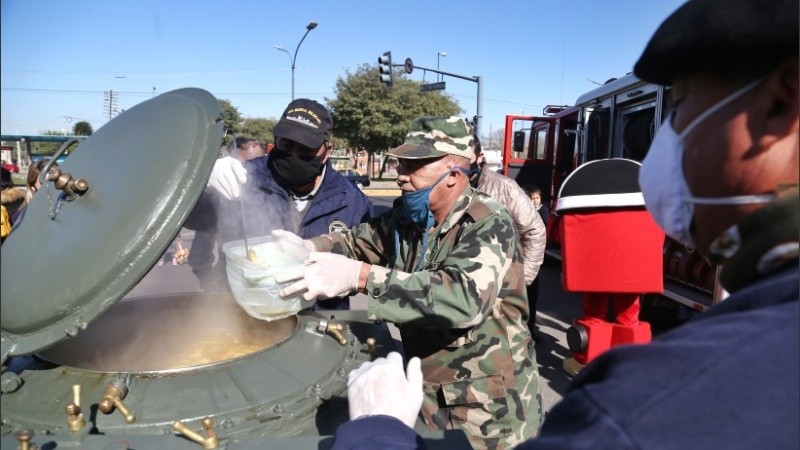 Los bomberos celebraron su día con una acción solidaria en zona oeste.