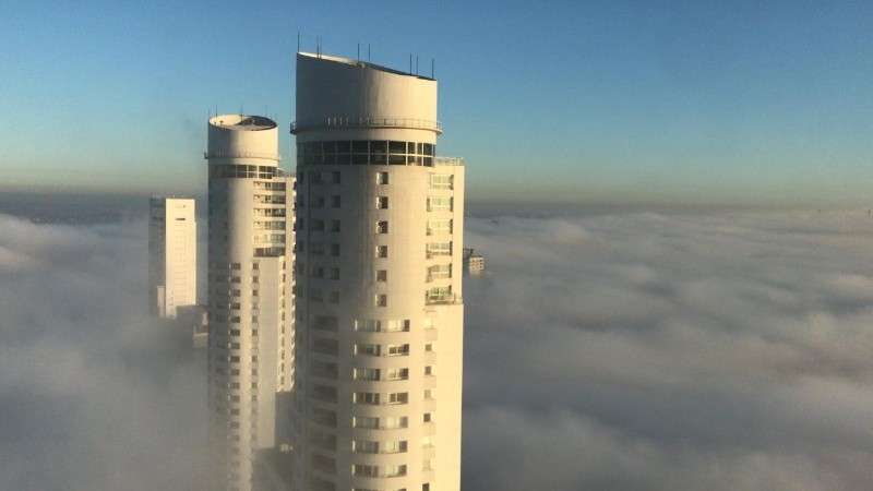 La niebla y el humo, como una invasión blanca sobre la ciudad.