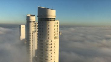 La niebla y el humo, como una invasión blanca sobre la ciudad.