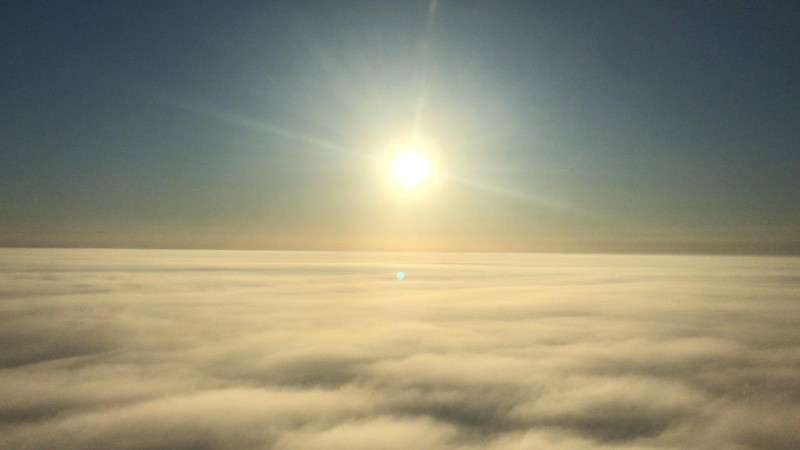 La niebla y el humo, como una invasión blanca sobre la ciudad.
