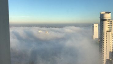 La niebla y el humo, como una invasión blanca sobre la ciudad.