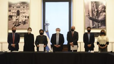 Los gobernadores y el presidente en el acto de este martes.