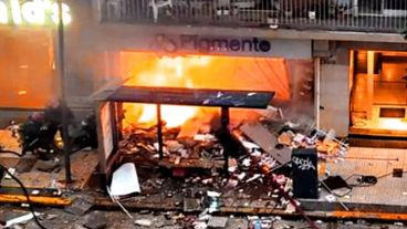 Las llamas tomaron rápidamente el edificio.