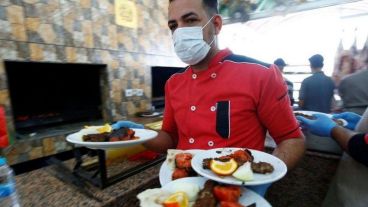 Bares y restaurantes, uno de los rubros que podría tener que dar marcha atrás.