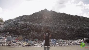Montaña de residuos, uno de los planos alucinantes de La Historia del Plástico.