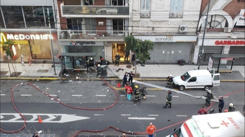 Bomberos trabajaban para controlar el incendio que se produjo tras las nuevas explosiones.