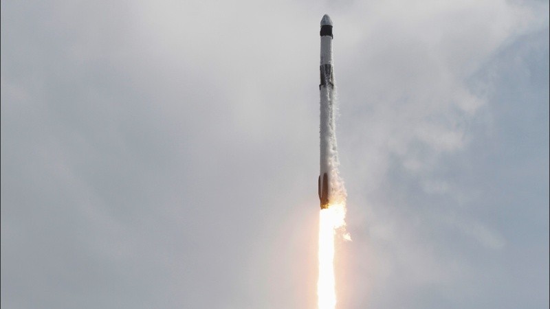 El objetivo es llevar 42 mil satélites al espacio para que haya internet en todo el planeta.