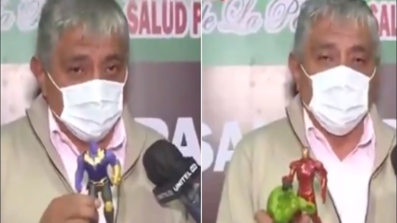 El ministro de Obras Publicas de Bolivia usó muñecos de superheroes para graficar el coronavirus. 