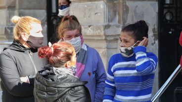 Susana, la madre de Érica Vanesa, y amigas en la puerta del hospital.