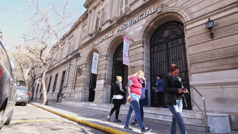 Susana, la madre de Érica Vanesa, y amigas en la puerta del hospital.