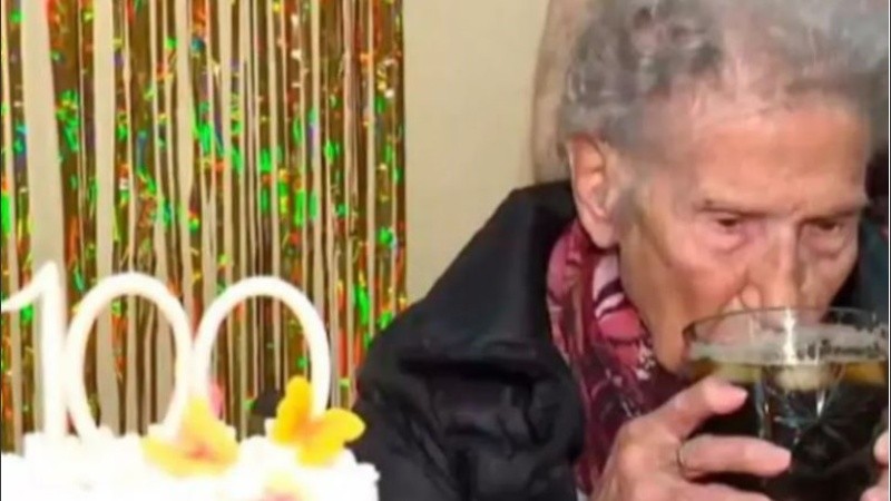 La mujer afirma que sólo lo toma a sorbos y con fines digestivos.