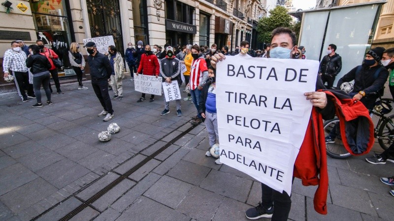 Ruidosa manifestación en la peatonal Córdoba.