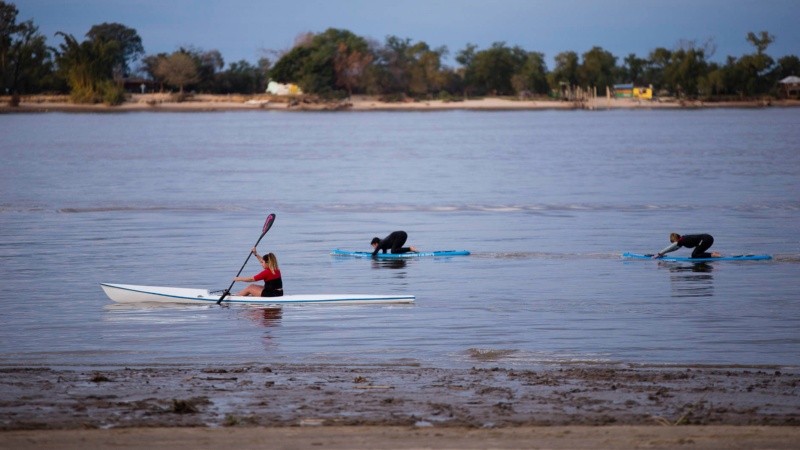 Una postal bien rosarina: kayakistas en las aguas del Paraná. (Foto: Alan Monzón / Rosario3)