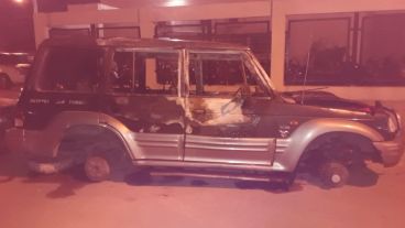 Al vehículo de las víctimas le sacaron los neumáticos y lo prendieron fuego.