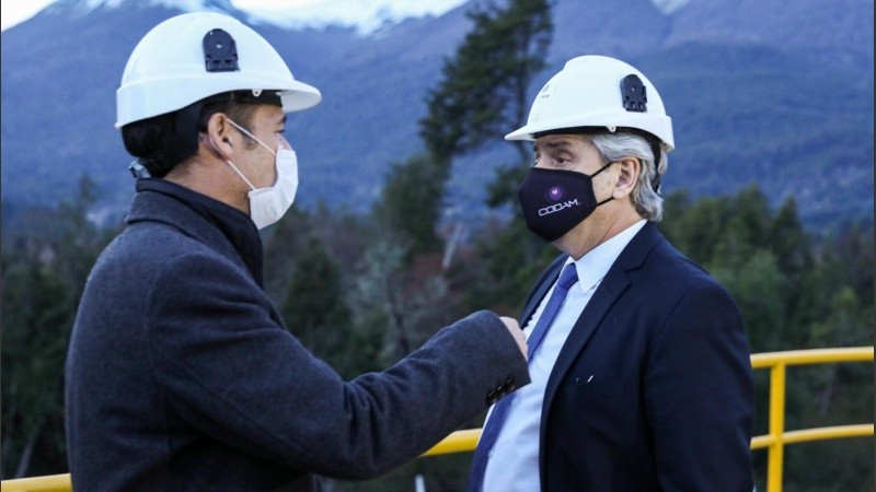 Alberto Fernández junto a Omar Gutiérrez en Villa La Angostura. 