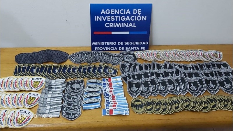 Los parches encontrados en un taller de bordado de barrio Cura.