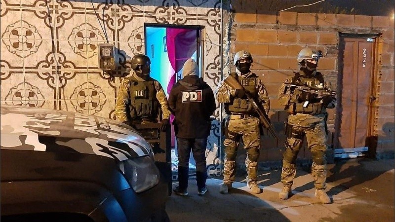 Uno de los allanamientos de este sábado en Rosario y la región. 
