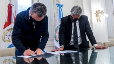 El intendente y el rector firmaron el convenio.