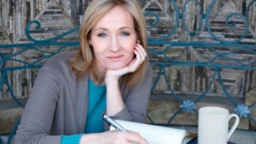 JK Rowling consideró que cambiar de sexo "será una solución para algunas personas con disforia de género", pero cuestionó que un hombre que no tenga la intención de operarse o tomar hormonas pueda ser reconocido como mujer.