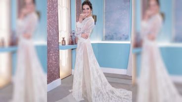 Juana Viale lució un vestido largo de encaje chantilly ivory con detalles de mini perlas Swarovski.