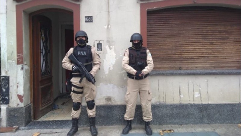 Los uniformados en una vivienda allanada.