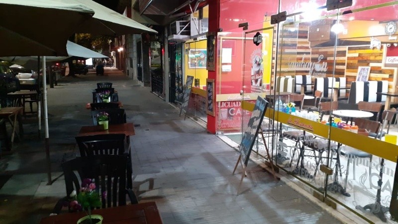 Amanecer con bares abiertos en avenida Pellegrini.