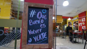 Los bares ya abrieron bajo protocolo de seguridad sanitaria.