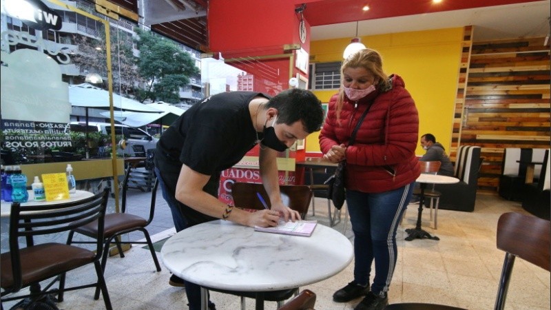 Los bares ya abrieron bajo protocolo de seguridad sanitaria. 