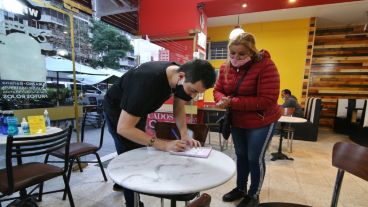 Los bares ya abrieron bajo protocolo de seguridad sanitaria.