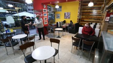 Los bares ya abrieron bajo protocolo de seguridad sanitaria.