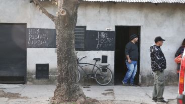 El hombre recibió un disparo en el abdomen y murió en el lugar.