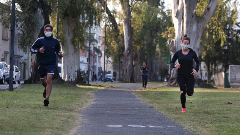 En el Parque Independencia también hubo rosarinos que salieron a correr este lunes por la mañana.