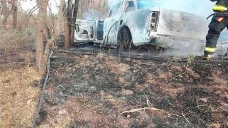 La camioneta en la que fue hallado el cuerpo calcinado de la mujer. 
